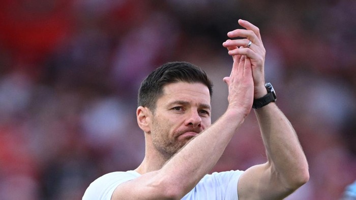 Soccer Football - Bundesliga - 1. FC Union Berlin v Bayer Leverkusen - Stadion An der Alten Forsterei, Berlin, Germany - April 6, 2024 Bayer Leverkusen coach Xabi Alonso applauds fans after the match REUTERS/Annegret Hilse DFL REGULATIONS PROHIBIT ANY USE OF PHOTOGRAPHS AS IMAGE SEQUENCES AND/OR QUASI-VIDEO.