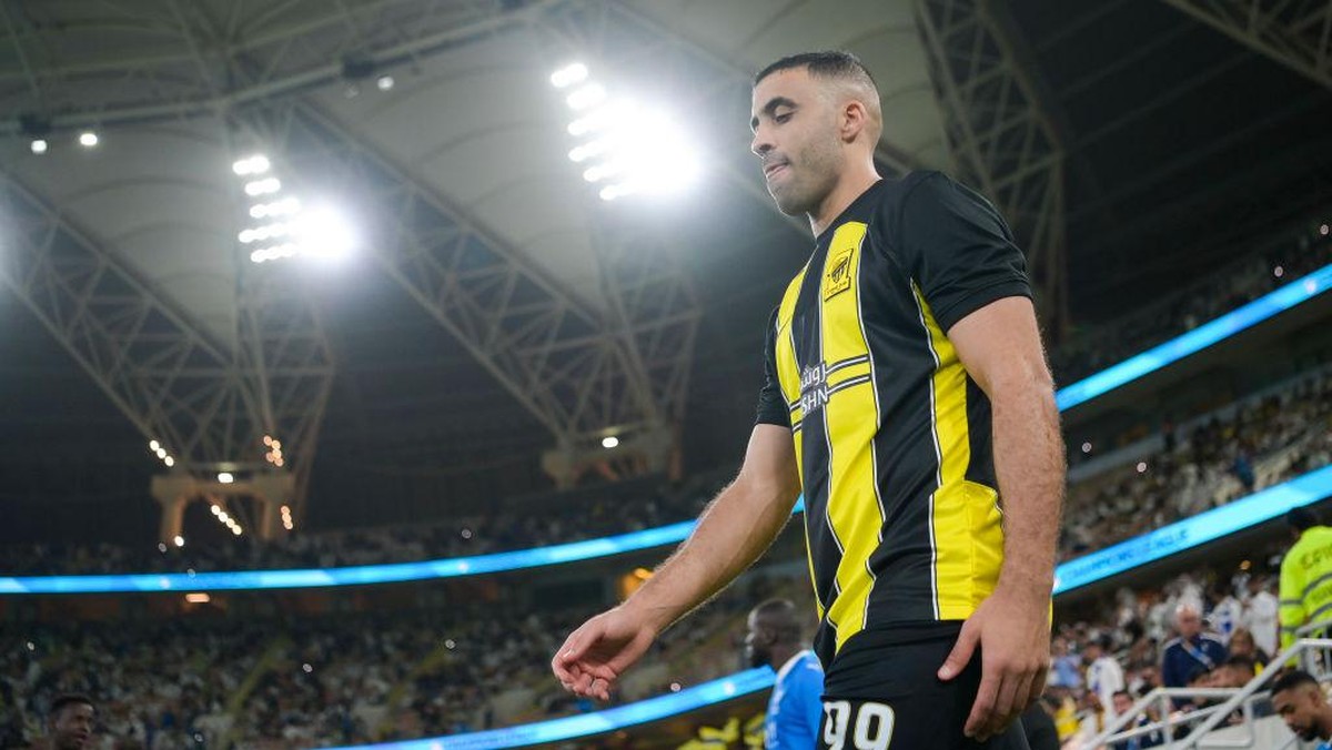 Abderrazak Hamdallah dipecut suporter usai laga Al Ittihad vs Al Hilal di final Piala Super Arab Saudi. (Foto: Khalid Alhaj/MB Media/Getty Images)