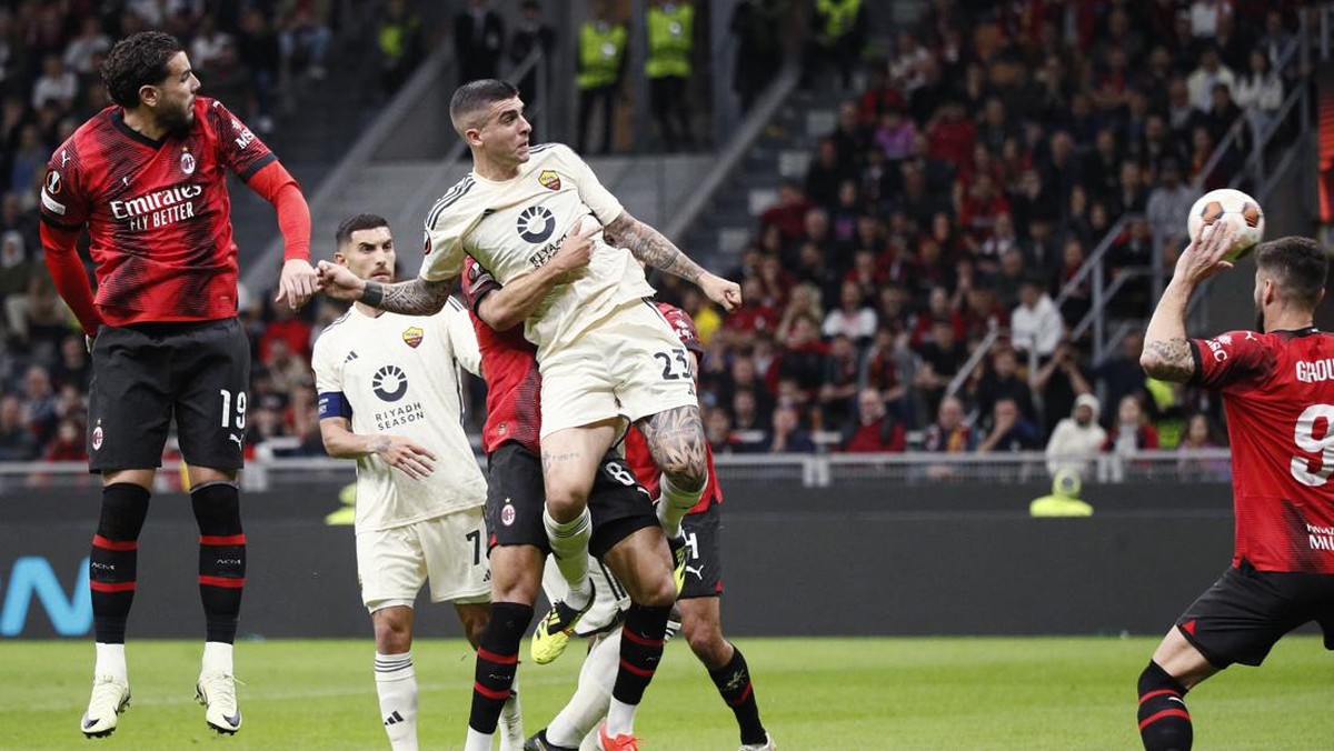 Bek AS Roma Gianluca Mancini menjebol gawang AC Milan dengan sundulan (Foto: REUTERS/Alessandro Garofalo)
