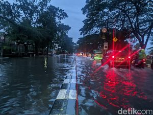 Air Menggenang di Kawasan Gedebage, Lalin Tersendat