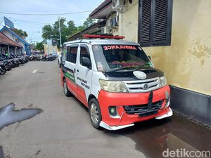 Terobos Bangjo dalam Kondisi Tanpa Pasien, Ambulans di Solo Diamankan Terobos Bangjo dalam Kondisi Tanpa Pasien, Ambulans di Solo Diamankan