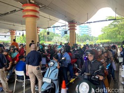 Video: Libur Panjang, Antrean Kendaraan Mengular di Pintu Masuk Ancol
