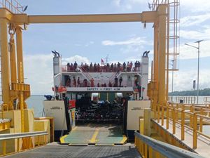 Air Menyusut-Dangkal, Kapal Sulit Bersandar di Dermaga Pelabuhan TAA Air Menyusut-Dangkal, Kapal Sulit Bersandar di Dermaga Pelabuhan TAA