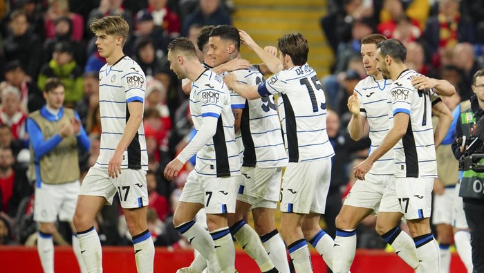 Atalantas Gianluca Scamacca, third from left, is congratulated after scoring his sides 2nd goal during the Europa League quarter final first leg soccer match between Liverpool and Atalanta, at the Anfield stadium in Liverpool, England, Thursday, April 11, 2024. (AP Photo/Jon Super)