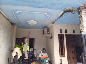 Polisi Buru Penerbang Balon Udara yang Timpa 5 Rumah di Magelang Polisi Buru Penerbang Balon Udara yang Timpa 5 Rumah di Magelang