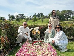 Potret BCL dan Keluarga Ziarah ke Makam Ashraf Sinclair Saat Lebaran