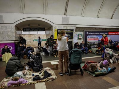 Berlindung dari Serangan Rusia, Warga Ukraina Ngungsi ke Stasiun Bawah Tanah