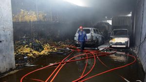 Damkar Padamkan Kebarakan Gudang Sembako di Gowa Sulsel