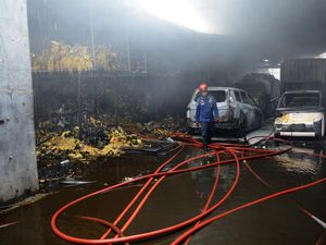 Damkar Padamkan Kebarakan Gudang Sembako di Gowa Sulsel Damkar Padamkan Kebarakan Gudang Sembako di Gowa Sulsel