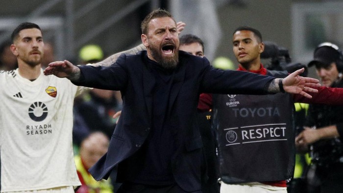 Soccer Football - Europa League - Quarter Final - First Leg - AC Milan v AS Roma - San Siro, Milan, Italy - April 11, 2024 AS Roma coach Daniele De Rossi reacts REUTERS/Alessandro Garofalo