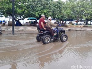 Ada Genangan gegara Drainase Rusak di Pangandaran, Ganggu Wisatawan
