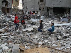 Ceria ala Anak Gaza saat Rayakan Idul Fitri di Tengah Puing Bangunan