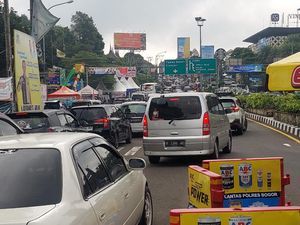 Jalan Raya Puncak One Way, Kendaraan Arah Jakarta Disetop Sementara Jalan Raya Puncak One Way, Kendaraan Arah Jakarta Disetop Sementara