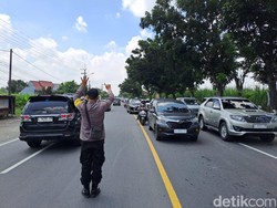 Imbas Macet Mengkreng, Jalur Arteri Bandar Kedungmulyo Jombang Merayap