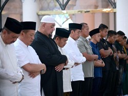 Momen Jokowi Salat Jumat di Masjid Agung Kota Medan Didampingi Pj Gubsu