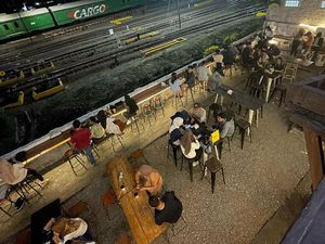 Nongkrong dengan Pemandangan Kereta Api di Kafe Lima Sebelas Malang Nongkrong dengan Pemandangan Kereta Api di Kafe Lima Sebelas Malang