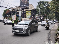 Lembang Via Setiabudi Bandung Dipadati Kendaraan Wisatawan