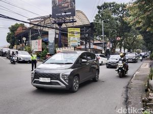 Lembang Via Setiabudi Bandung Dipadati Kendaraan Wisatawan Lembang Via Setiabudi Bandung Dipadati Kendaraan Wisatawan