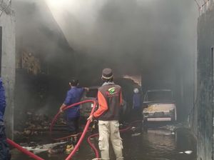 Pabrik Minyak Goreng di Gowa Kebakaran, Sejumlah Mobil Hangus Terbakar Pabrik Minyak Goreng di Gowa Kebakaran, Sejumlah Mobil Hangus Terbakar