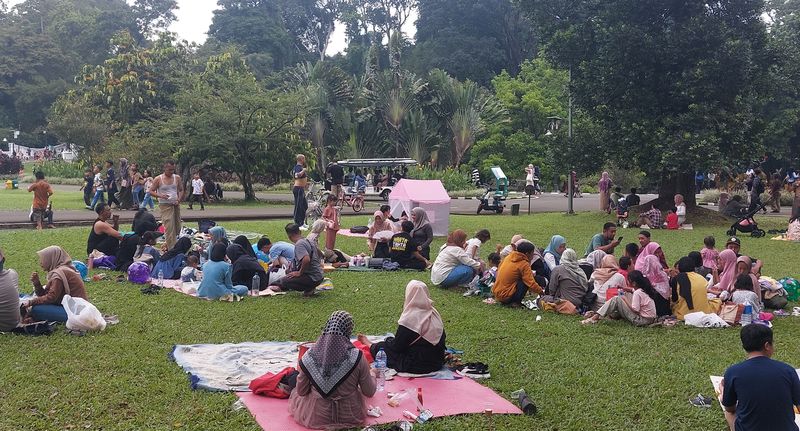 Kebun Raya Bogor (KRB) jadi salah satu lokasi wisata favorit warga untuk mengisi liburan Lebaran 2024. Kebun Raya Bogor diramaikan para pengunjung pada Lebaran hari ketiga, Jumat (12/4/2024).