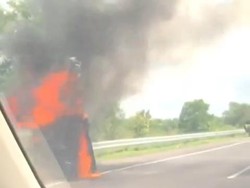 Laka Tunggal di Tol Terpeka, Mobil Kijang Hangus Terbakar