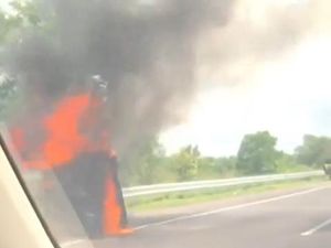Laka Tunggal di Tol Terpeka, Mobil Kijang Hangus Terbakar Laka Tunggal di Tol Terpeka, Mobil Kijang Hangus Terbakar