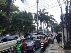 Ragunan Ramai Pengunjung, Jalanan ke Arah Pintu pun Macet