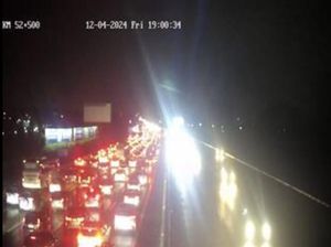Tol Cikampek Arah Jakarta Macet Jelang Rest Area Malam Ini Tol Cikampek Arah Jakarta Macet Jelang Rest Area Malam Ini