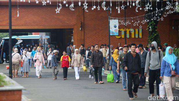 Sejumlah turis mengantre menaiki kendaraan pengirim  ke anjungan-anjungan provinsi dan museum di Taman Mini Indonesia Indah (TMII), Jakarta, Jumat (12/4/2024). Pada hari ketiga lebaran, TMII diprediksi dipadati lebih puluhan ribu orang turis yang mau datang.