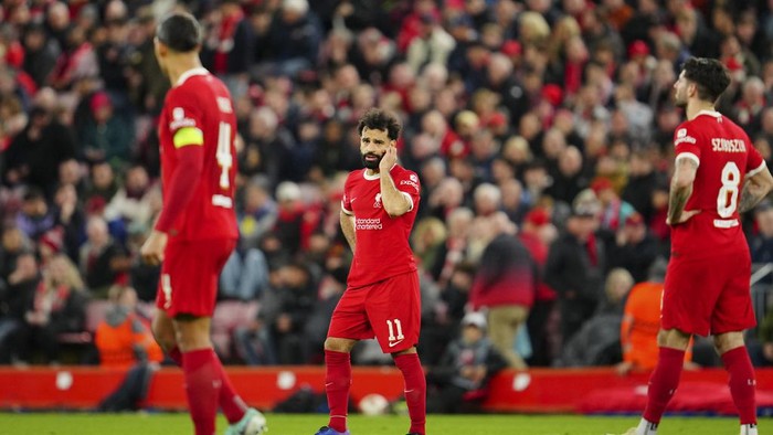 Liverpools Mohamed Salah, center, reacts after Atalanta scoring their sides third goal during the Europa League quarter final first leg soccer match between Liverpool and Atalanta, at the Anfield stadium in Liverpool, England, Thursday, April 11, 2024. (AP Photo/Jon Super)