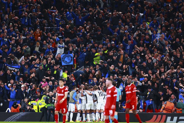 LIVERPOOL, ENGLAND - APRIL 11: Atalanta fans celebrate their second goal during the UEFA Europa League 2023/24 Quarter-Final first leg match between Liverpool FC and Atalanta at Anfield on April 11, 2024 in Liverpool, United Kingdom. (Photo by Ryan Crockett/DeFodi Images via Getty Images)
