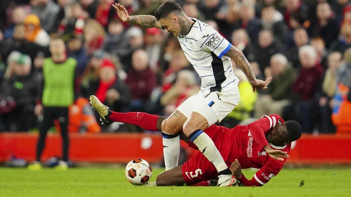Liverpools Ibrahima Konate, bottom, challenges Atalantas Gianluca Scamacca during the Europa League quarter final first leg soccer match between Liverpool and Atalanta, at the Anfield stadium in Liverpool, England, Thursday, April 11, 2024. (AP Photo/Jon Super)