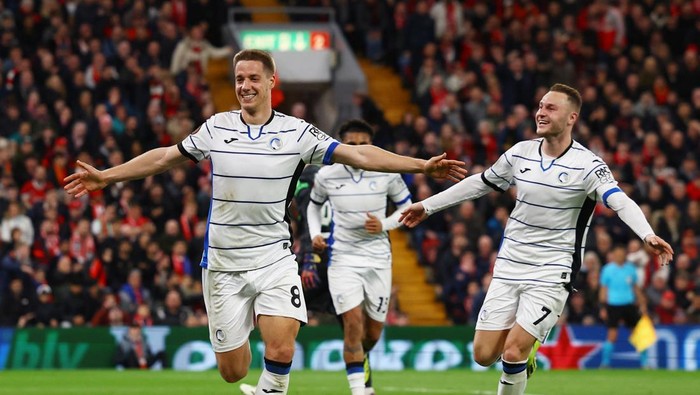 Soccer Football - Europa League - Quarter Final - First Leg - Liverpool v Atalanta - Anfield, Liverpool, Britain - April 11, 2024 Atalantas Mario Pasalic celebrates scoring their third goal with Teun Koopmeiners Action Images via Reuters/Lee Smith