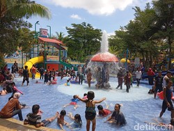 Serbuan Wisatawan di Wahana Opi Water Fun Palembang