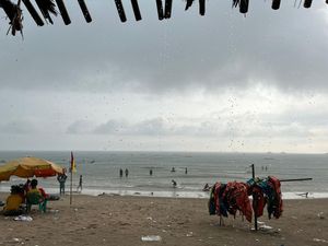 Pantai Carita Pandeglang Diguyur Hujan, Wisatawan Tetap Antusias Liburan Pantai Carita Pandeglang Diguyur Hujan, Wisatawan Tetap Antusias Liburan