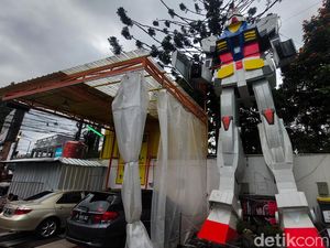 Gagahnya Gundam RX-78 Tegak Berdiri di Simpang Beatrix Lembang Gagahnya Gundam RX-78 Tegak Berdiri di Simpang Beatrix Lembang