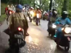 Sejumlah Pemotor Terjatuh Akibat Tumpahan Solar di Jalan Gumitir Jember