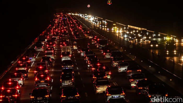 Penampakan Macet di Tol Japek Arah Jakarta, Contraflow Diberlakukan Ruas tol Jakarta-Cikampek mulai pada kendaraan, Jumat (12/4/2024). Arus balik balik kampung pada H+2 idul fitri mulai terasa di Tol Jakarta-Cikampek, Polisi laksanakan contraflow.