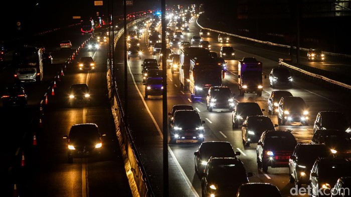 Ruas tol Jakarta-Cikampek mulai pada kendaraan, Jumat (12/4/2024). Arus balik pulang kampung pada H+2 idul fitri mulai terasa di Tol Jakarta-Cikampek, Polisi lakukan contraflow.