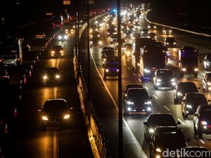 Video: Lalin Padat, Contraflow Diberlakukan dari Km 65-47 Tol Japek Video: Lalin Padat, Contraflow Diberlakukan dari Km 65-47 Tol Japek