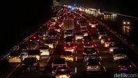 Penampakan Macet di Tol Japek Arah Jakarta, Contraflow Diberlakukan
