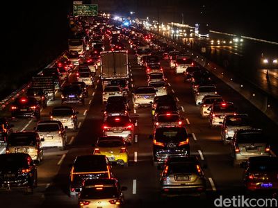 Penampakan Macet di Tol Japek Arah Jakarta, Contraflow Diberlakukan