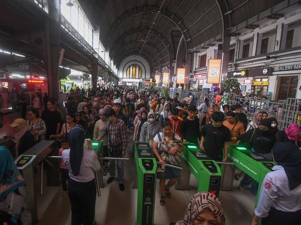 Penumpang KRL Jabodetabek Tembus 300 Ribu Orang di Hari Kedua Lebaran