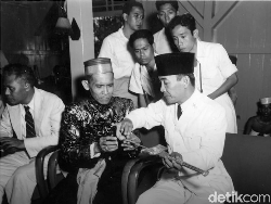 Kisah Lelang Peci Bung Karno