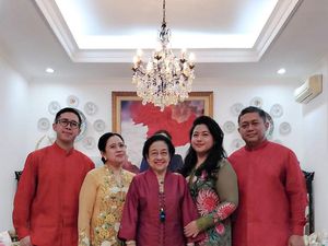 Berkebaya Kuning, Puan Unggah Foto Lebaran Sekeluarga Bersama Megawati Berkebaya Kuning, Puan Unggah Foto Lebaran Sekeluarga Bersama Megawati
