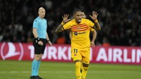 Ini adalah selebrasi Raphinha usai bikin gol keduanya ke gawang PSG. Foto: AP/Lewis Joly
