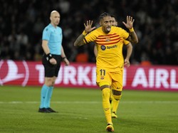 Ini adalah selebrasi Raphinha usai bikin gol keduanya ke gawang PSG. Foto: AP/Lewis Joly