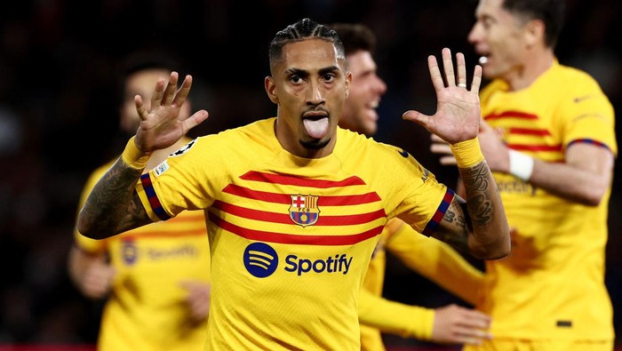 Soccer Football - Champions League - Quarter Final - First Leg - Paris St Germain v FC Barcelona - Parc des Princes, Paris, France - April 10, 2024 FC Barcelona's Raphinha celebrates scoring their first goal REUTERS/Stephanie Lecocq