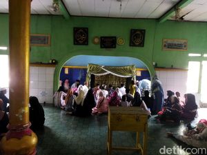 Libur Lebaran, Warga Ramai Ziarah ke Makam Syeh Asnawi Caringin Pandeglang