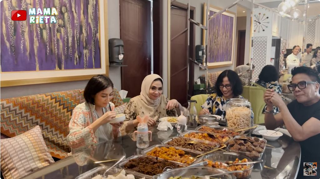 Sajian Lebaran Komplet ala Rieta Amilia, Ibunda Nagita Slavina Sajian Lebaran Komplet ala Rieta Amilia, Ibunda Nagita Slavina